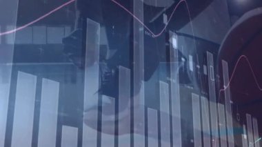 Spor salonundaki farklı erkek basketbol oyuncuları üzerinde veri işleme animasyonu. global spor, bağlantılar ve dijital arayüz konsepti dijital olarak oluşturulmuş video.