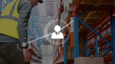 Depodaki beyaz adam üzerindeki bağlantı ağının animasyonu. küresel sevkiyat, dağıtım ve bağlantılar konsepti dijital olarak oluşturulmuş video.