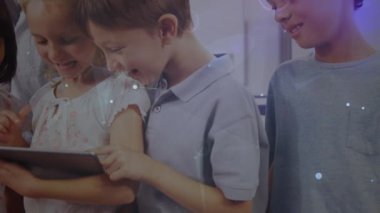 Çeşitli okul çocukları arasında bağlantı ağının animasyonu. küresel teknoloji, bağlantılar ve dijital arayüz konsepti dijital olarak oluşturulmuş video.