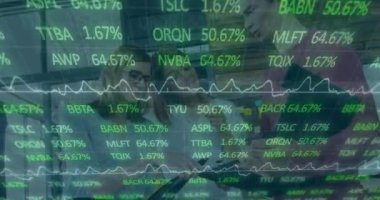 Ofisteki çeşitli iş adamları üzerinde borsa animasyonu. küresel iş, finans ve veri işleme kavramı dijital olarak oluşturulmuş video.