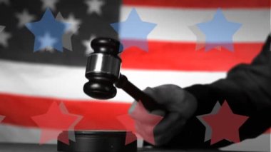 Çoklu yıldız simgelerinin birleşik videosu Amerikan bayrağının arka planına bir tokmağı vuruyor. Amerikan hukuku ve adalet kavramı