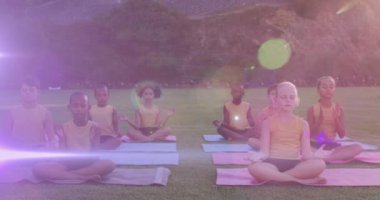 Dışarıda yoga yapan çeşitli öğrencilerin üzerine ışık animasyonu. okul, eğitim, spor ve sağlıklı yaşam tarzı konsepti dijital olarak oluşturulmuş video.