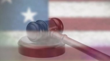 Arka planda Amerikan bayrağına karşı dönen tokmağın birleşik videosu. Amerikan hukuku ve adalet kavramı