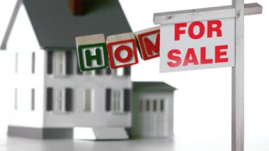 Satılık ev animasyonu ve beyaz arka planda düşen küplerle ilgili ev yazısı. gayrımenkul yatırımı, ev finansmanı ve dijital olarak üretilen iş konsepti.