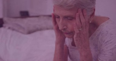 Mahvolmuş Kafkasyalı yaşlı kadın üzerinde hareket eden gri dokunun animasyonu. duygular, duygular ve yaşlı yaşam tarzı konsepti dijital olarak oluşturulmuş video.