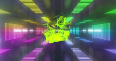 Siyah arkaplan üzerinde renkli ışıklarla yeşil şekillerin canlandırılması. renk, hareket ve dijital arayüz kavramı dijital olarak oluşturulmuş video.