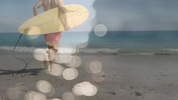 高加索男性冲浪者冲向大海时 水在后视镜上反射的动画 水上运动 积极的生活方式和假期概念数码视频 — 图库视频影像