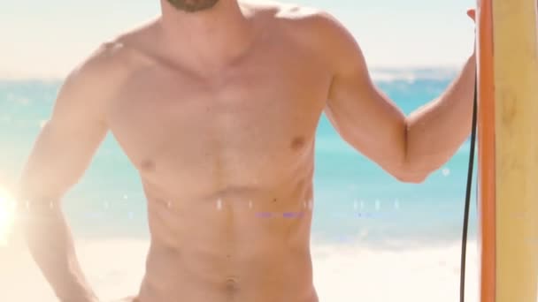 Sahilde Sörf Tahtası Tutan Kameraya Bakan Mutlu Beyaz Adamın Üzerindeki — Stok video