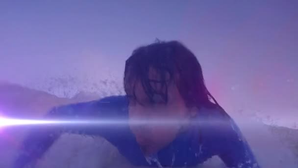 在高加索男性冲浪运动员在波浪上冲浪时的灯光动画 水上运动 积极的生活方式和假期概念数码视频 — 图库视频影像