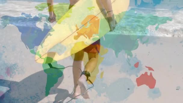 Animacja Mapy Świata Nad Środkową Częścią Białej Męskiej Surferki Wpadającej — Wideo stockowe