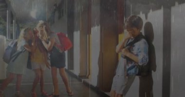 Okulda bir çocuğa zorbalık eden bir grup öğrenciye karşı sağanak ve gök gürültülü fırtınaların birleşik videosu. okul ve eğitim kavramı