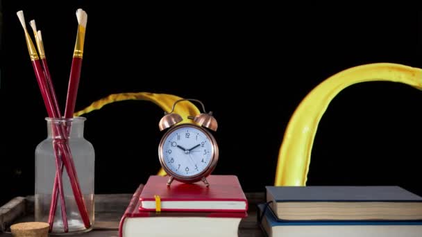 Animation Éclaboussures Peinture Sur Fond Noir Avec Livres Horloge Pinceaux — Video