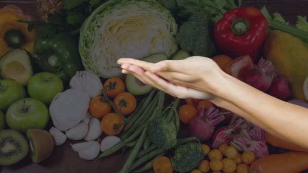 Animación Del Cerebro Girando Sobre Las Manos Verduras Mujer Caucásica — Vídeo de stock