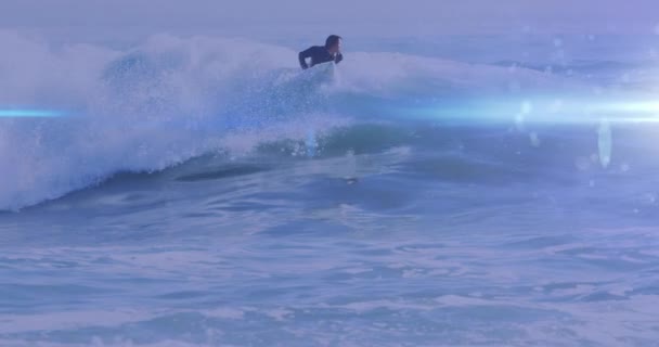 Animation Von Lichtern Über Kaukasischen Männlichen Surfbrettern Auf Wellen Wassersport — Stockvideo