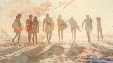 Sahilde yürüyen sörf tahtaları olan farklı arkadaşların arka plandaki dünya haritasının animasyonu. su sporları, aktif yaşam tarzı ve tatiller dijital olarak üretilen video konsepti.