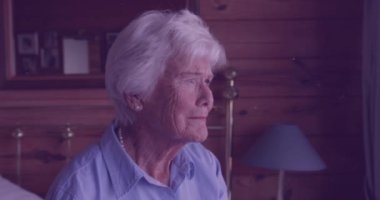 Mahvolmuş Kafkasyalı yaşlı kadın üzerinde hareket eden gri dokunun animasyonu. duygular, duygular ve yaşlı yaşam tarzı konsepti dijital olarak oluşturulmuş video.