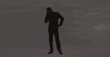 Gri arkaplan üzerinde fotokopi alanı olan iş adamının siluetine çizilmiş doku. iş kavramı