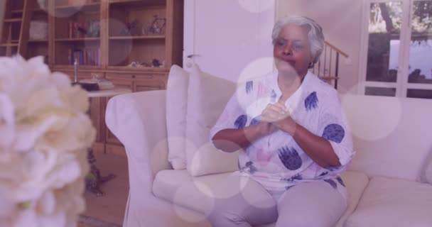 悲しいアフリカ系アメリカ人のシニア女性の上を移動する灰色の質感のアニメーション 感情感情や高齢者のライフスタイルの概念をデジタルで生成し — ストック動画