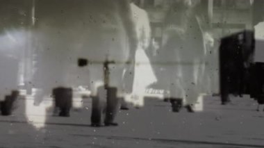 Bulanık şehir manzarasında sokakta ve yağmurda yürüyen insanların canlandırması. küreselleşme, toplum ve hava durumu konsepti dijital olarak oluşturulmuş video.