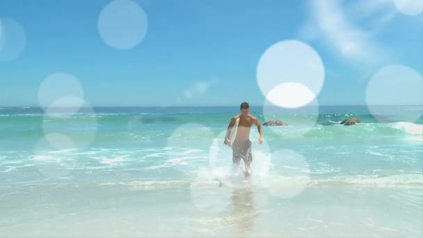 Animace Světla Nad Šťastný Běloch Drží Surfovací Prkno Běží Pláži — Stock video