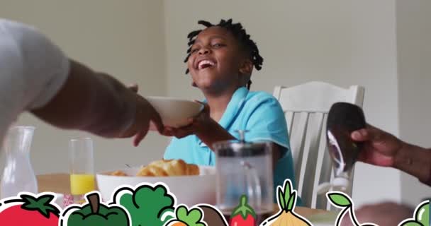 Meerdere Groentepictogrammen Tegen Afro Amerikaanse Man Die Thuis Een Kom — Stockvideo