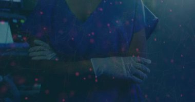 Yüz maskeli kadın cerrah üzerinde DNA ipliği. küresel tıp, teknoloji, veri işleme ve dijital arayüz kavramı dijital olarak oluşturulmuş video.