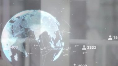 Kafkasyalı bir iş kadınının telefon kulaklığı kullanarak dünya ve numara işlemlerinin animasyonu. küresel ağ, iletişim ve iş konsepti dijital olarak oluşturulmuş video.
