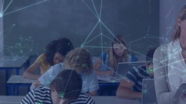 Sınıftaki çeşitli öğrencilerin öğretmenle olan bağlantılarının animasyonu. eğitim ve öğrenme kavramı dijital olarak oluşturulmuş video.