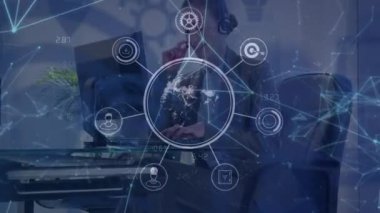 Bilgisayar kullanarak beyaz kadın danışman üzerinden bağlantı ağının animasyonu. ticari, ağ, bağlantılar, teknoloji ve dijital arayüz dijital olarak oluşturulmuş video.