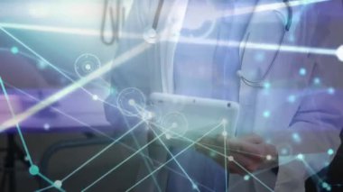 Kafkasyalı kadın doktor üzerindeki bağlantıların animasyon ağı. küresel bilim, bağlantılar, veri işleme ve dijital arayüz kavramı dijital olarak oluşturulmuş video.