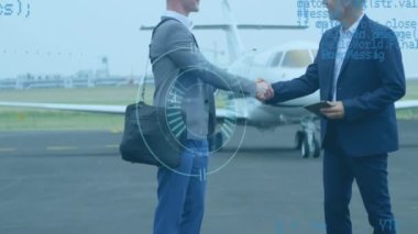 Kafkasyalı iş adamlarının el ve uçak sıkışması sırasında dürbün ve veri işleme animasyonları. küresel iş, seyahat ve veri işleme kavramı dijital olarak oluşturulmuş video.