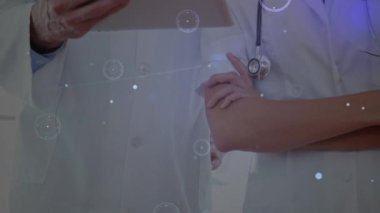 Kafkasyalı doktorlar üzerinden bağlantı ağının animasyonu. küresel bilim, bağlantılar, veri işleme ve dijital arayüz kavramı dijital olarak oluşturulmuş video.