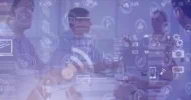 Ofisteki çeşitli iş adamları üzerinde grafik ve simgelerin canlandırılması. business, network, links ve teknoloji konsepti dijital olarak oluşturulmuş video.