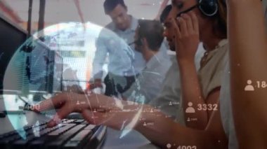Telefon kulaklığı kullanan çeşitli iş adamları üzerinden bağlantı ağlarının ve numaraların animasyonu. küresel ağ, iletişim ve iş konsepti dijital olarak oluşturulmuş video.