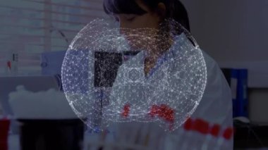 Asyalı kadın doktor üzerindeki bağlantıların animasyonu. küresel bilim, bağlantılar, veri işleme ve dijital arayüz kavramı dijital olarak oluşturulmuş video.