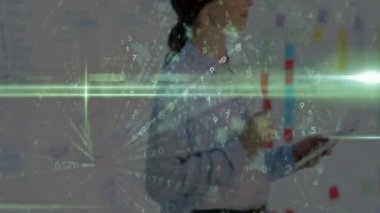 Beyaz kadın doktor üzerinden bağlantı ağının animasyonu. küresel bilim, bağlantılar, veri işleme ve dijital arayüz kavramı dijital olarak oluşturulmuş video.