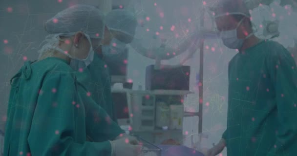 手術中の多様な女性および男性外科医に対するDnaのアニメーション コロナウイルスにおける医学 科学技術の概念は19のパンデミックをデジタルで生成したビデオを — ストック動画
