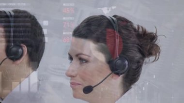 Telefon kulaklığı kullanan çeşitli iş adamlarıyla ilgili istatistik ve veri işleme animasyonları. küresel ağ, iletişim ve iş konsepti dijital olarak oluşturulmuş video.