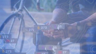 Akıllı telefon kullanan beyaz adamın elleri üzerinden sosyal medya tepkilerinin animasyonu. küresel bağlantılar, sosyal medya, teknoloji ve dijital arayüz konsepti dijital olarak oluşturulmuş video.