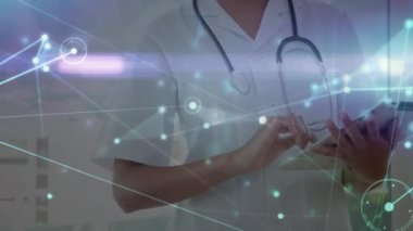 Beyaz kadın doktor üzerinden bağlantı ağının animasyonu. küresel bilim, bağlantılar, veri işleme ve dijital arayüz kavramı dijital olarak oluşturulmuş video.