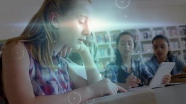 Sınıftaki çeşitli öğrencilerin öğretmenle olan bağlantılarının animasyonu. eğitim ve öğrenme kavramı dijital olarak oluşturulmuş video.