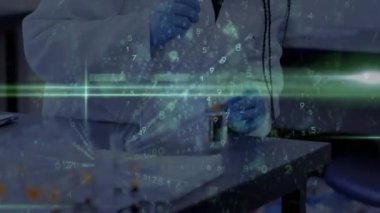 Afro-Amerikan kadın doktor üzerindeki bağlantıların animasyon ağı. küresel bilim, bağlantılar, veri işleme ve dijital arayüz kavramı dijital olarak oluşturulmuş video.