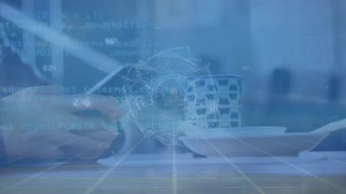 Smratphone kullanan beyaz adamın elleri üzerinde veri işleme ve küre animasyonu. ticari, ağ, bağlantılar, teknoloji ve dijital arayüz dijital olarak oluşturulmuş video.