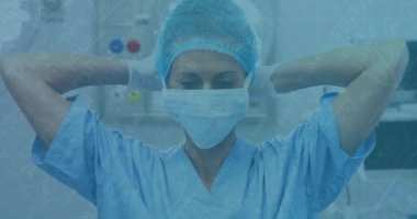 Yüz maskeli kadın cerrah üzerinde veri işleme animasyonu. küresel tıp, teknoloji, veri işleme ve dijital arayüz kavramı dijital olarak oluşturulmuş video.