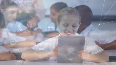 Tabletler kullanılarak çeşitli öğrenciler üzerinden bağlantı ağının animasyonu. eğitim ve öğrenme kavramı dijital olarak oluşturulmuş video.