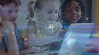 Bilgisayar kullanarak çeşitli öğrenciler üzerinden bağlantı ağının animasyonu. eğitim ve öğrenme kavramı dijital olarak oluşturulmuş video.