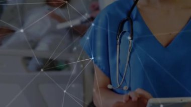 Beyaz kadın doktor üzerinden bağlantı ağının animasyonu. küresel bilim, bağlantılar, veri işleme ve dijital arayüz kavramı dijital olarak oluşturulmuş video.