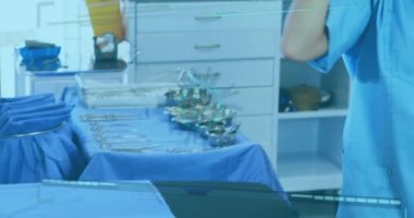 Yüz maskesi takan çift ırklı kadın cerrah üzerinde virüs hücresi animasyonu. Coronavirus covid 19 salgını sırasında tıp, sağlık, bilim ve teknoloji konsepti dijital olarak üretilen video.