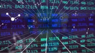 Siyah arkaplanda veri işleme animasyonu. küresel teknoloji, bağlantılar ve dijital arayüz konsepti dijital olarak oluşturulmuş video.