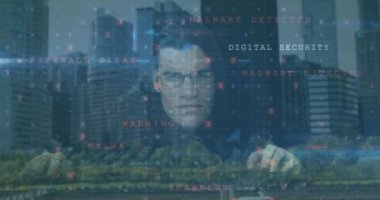 Kafkasyalı hackerın veri işleme animasyonu. Dijital güvenlik ve kimlik, dijital arayüz ve veri işleme kavramı dijital olarak oluşturuldu.